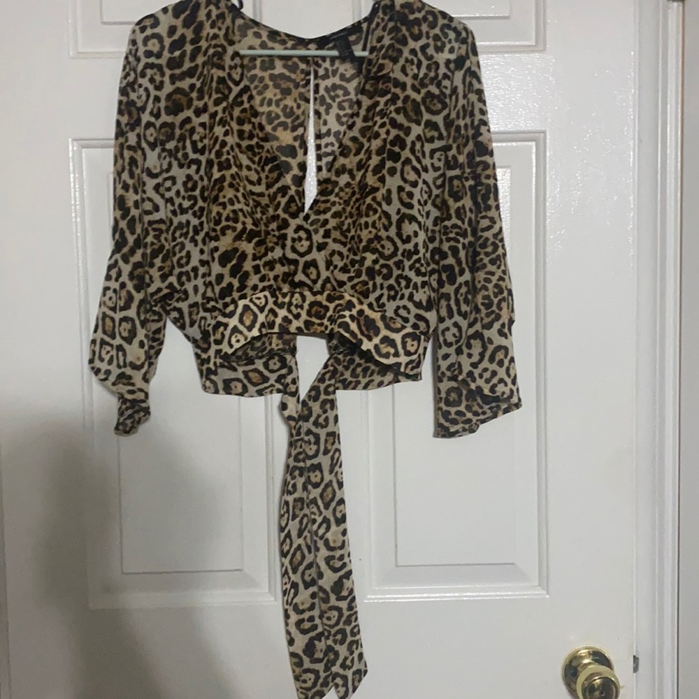 Women’s leopard print cropped shirt